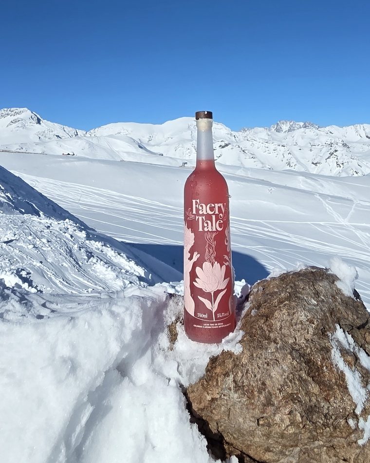Garrafa de Faery Tale na neve, com montanhas ao fundo